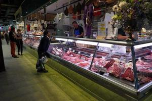 florencia, italia - 1 de septiembre de 2018 - gente comprando en el mercado de la ciudad vieja foto