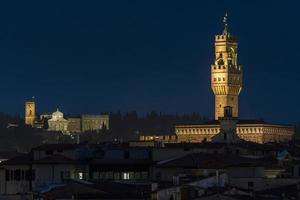 vista nocturna de florencia en el palazzo vecchio iluminado foto