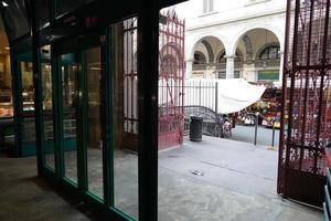 florencia, italia - 1 de septiembre de 2018 - gente comprando en el mercado de la ciudad vieja foto