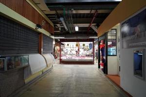 florencia, italia - 1 de septiembre de 2018 - gente comprando en el mercado de la ciudad vieja foto