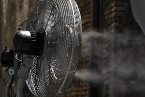 ventilador refrescante con chorro de agua fría foto