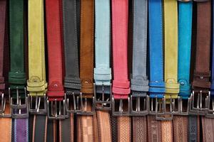 cinturones de cuero en el mercado italiano para la venta foto