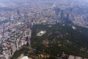 panorama de vista aérea del parque y la ciudad de la ciudad de méxico foto