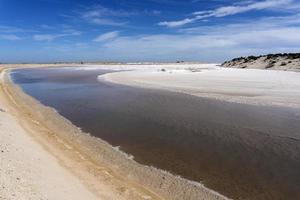 fábrica de sal marina en el desierto de baja california foto