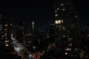 paisaje urbano aéreo nocturno de la ciudad de nueva york desde la azotea de la terraza foto