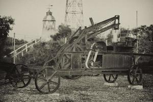 Detalle de tractor antiguo oxidado en blanco y negro foto