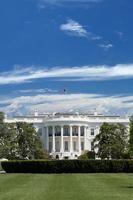 casa blanca sobre cielo nublado azul profundo foto