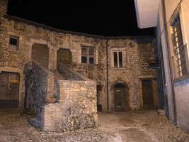 veroli pueblo medieval lacio frosinone vista nocturna foto