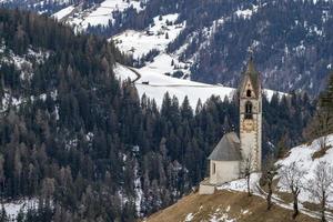 la valle la val dolomitas montaña iglesia en invierno foto