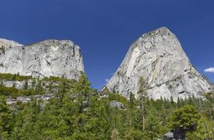 sendero de las cataratas de yosemite vista soleada de verano foto