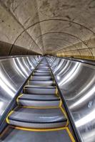 Washington, Estados Unidos - 29 de abril de 2017 - escalera mecánica del metro de Washington DC foto