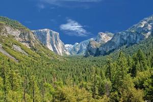 vista soleada del parque nacional del valle de yosemite foto