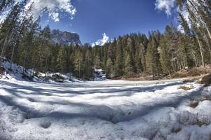 dolomitas italianas vistas al lago congelado en invierno foto