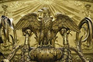 estatua del águila dorada foto