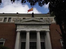 perspectiva de la fachada neoclásica de la real academia española en madrid, españa foto