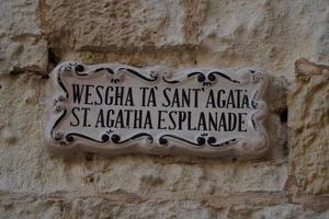 Señal de calle de la aldea medieval de medina en malta foto