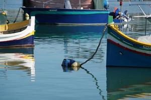 barco de pesca pintado de colores de malta en el pueblo de marsaxlokk foto