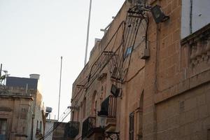 edificio con vistas a la calle del pueblo medieval de rabat en malta foto