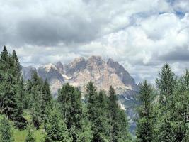 panorama de la vista del valle de las montañas dolomitas foto