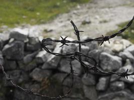 alambre de púas cerca de la trinchera de la guerra mundial foto