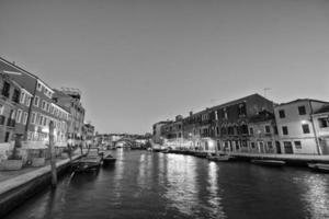 vista nocturna de venecia en blanco y negro foto