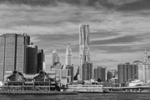 vista de manhattan de nueva york desde el río este foto