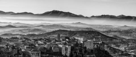 veroli pueblo medieval lacio frosinone enorme valle paisaje foto