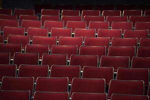 muchos asientos vacíos en el teatro foto