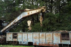 vieja grúa de tren oxidada abandonada foto