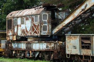 vieja grúa de tren oxidada abandonada foto