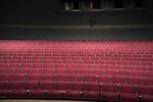 muchos asientos vacíos en el teatro foto