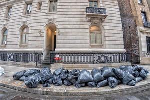 garbage in new york street photo