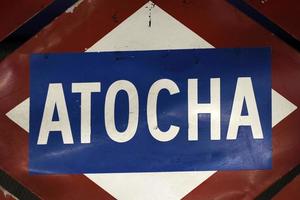 Signo de la estación de metro de Atocha en Madrid España foto