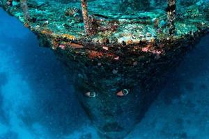 barco fantasma estilo holandés volador piratas del caribe hundido bajo el agua foto