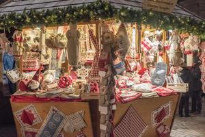 trento, italia - 1 de diciembre de 2015 - gente en el mercado tradicional de navidad foto