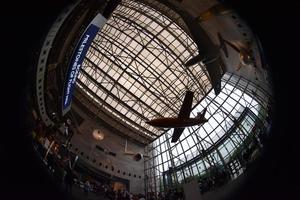 Washington DC, Estados Unidos - 17 de mayo de 2018 - Museo Nacional del Aire y el Espacio lleno de visitantes foto