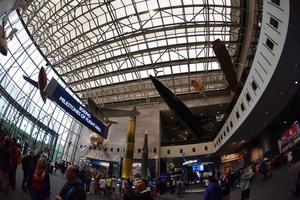 Washington DC, Estados Unidos - 17 de mayo de 2018 - Museo Nacional del Aire y el Espacio lleno de visitantes foto