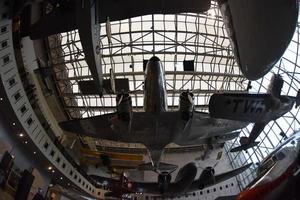 Washington DC, Estados Unidos - 17 de mayo de 2018 - Museo Nacional del Aire y el Espacio lleno de visitantes foto