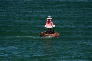 bouy rojo en el faro de cuello arenoso océano atlántico cape cod barnstable foto