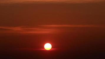 Zeitraffer der majestätischen Sonnenaufgangslandschaft schöne Wolken- und Himmelsnaturlandschaftsszene. 4k-Aufnahmen. video