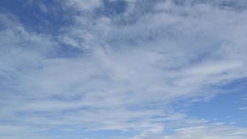 blu cielo bianca nuvole, paesaggio bianca nuvole 4k tempo periodo. video