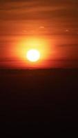 timelapse van dramatische zonsondergang met oranje lucht in een zonnige dag. video