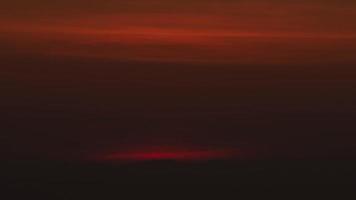 lever de soleil sur une montagne dans le ciel orange 4k time lapse vidéo. video