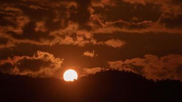 Sonnenaufgang über einem Berg im orangefarbenen Himmel 4k Zeitraffervideo. video