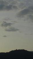 dämmerungs- und dämmerungshimmel mit vertikaler zeitraffer der kumuluswolke an einem abend. video