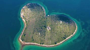 vista aérea drone de galesnjak a ilha do amor na croácia com água do mar azul turquesa linda. ilha em forma de coração. destino de viagens e férias. turismo incrível nas ilhas da croácia. video