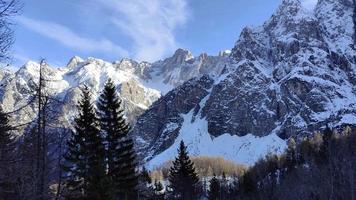 sorprendente Visualizza di diverso montagna picchi con neve durante inverno nel triglav nazionale parco. bellissimo montagna gamma e sorprendente attrazione per alpino scalatori. avventuroso stile di vita. video