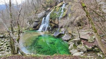 de pittoreske klap virtueel waterval van boven, Slovenië. de waterval is een ongelooflijk parel van natuur. magisch plaats voor ontspannende en meditatie. video