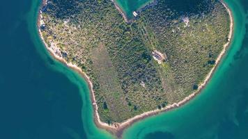 vue aérienne par drone de galesnjak l'île de l'amour en croatie avec une belle eau de mer bleu turquoise. île en forme de coeur. destination de voyage et de vacances. tourisme incroyable dans les îles de la croatie. video