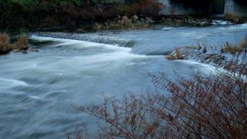 water stromen in een rivier- Aan een bewolkt dag tijd vervallen video